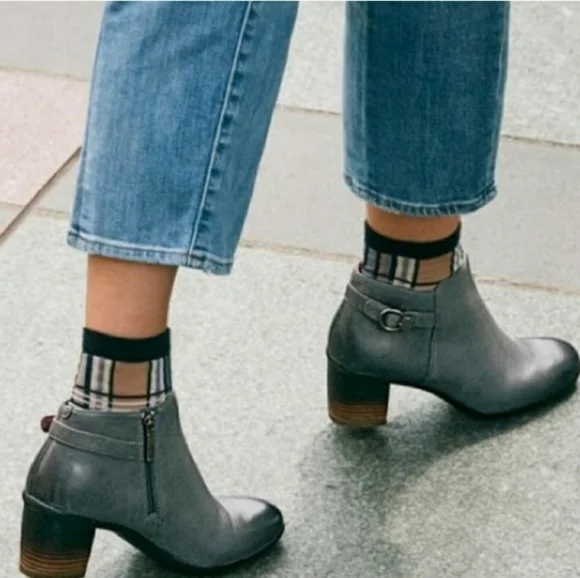 Dansko Women's Perry Waterproof Burnished Booties, Color Black, Size 40 - Picture 4 of 16